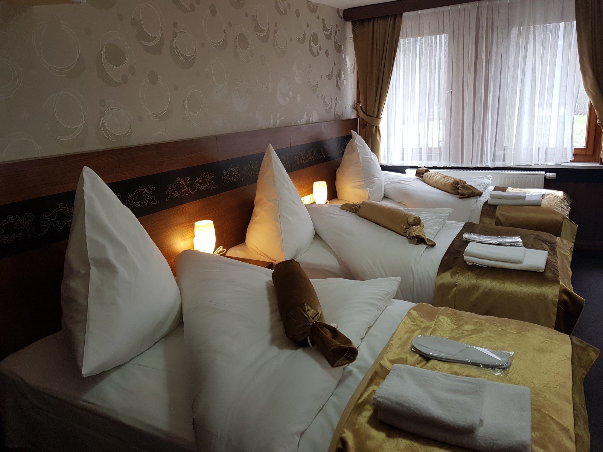 triple room, 3 single beds | minibar, in-room safe, free wifi, bed sheets