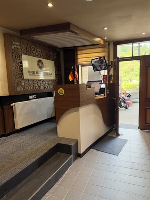 A hotel reception desk with a sign indicating it's Hotel Bremer Schloss. - Hotel Bremer Schlagd (Hann. Muenden)