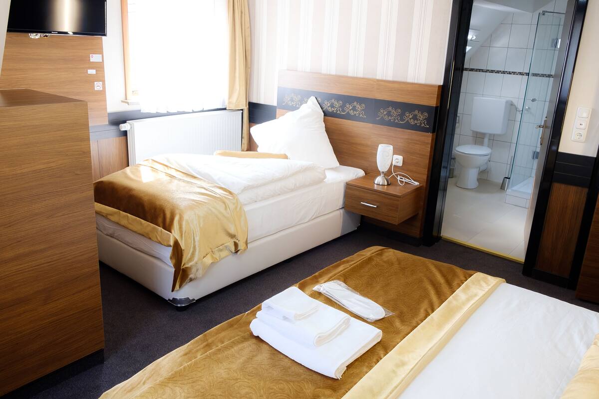Triple Room, Multiple Beds | Minibar, in-room safe, WiFi (free), bed sheets
