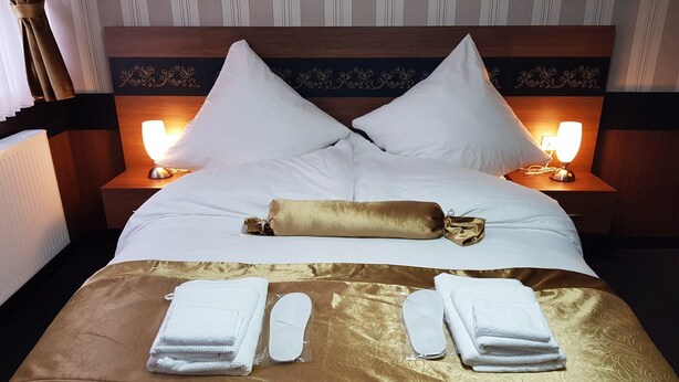 Minibar, in-room safe, WiFi (free), bed sheets