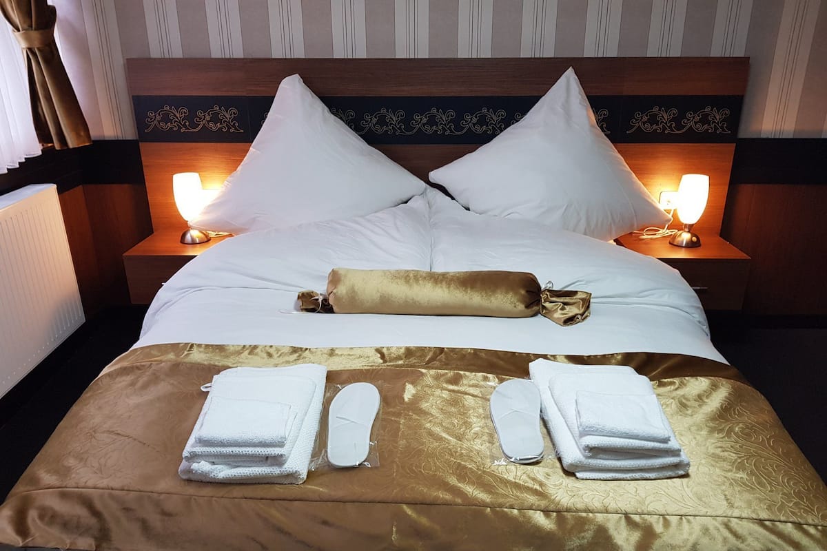 Minibar, in-room safe, WiFi (free), bed sheets