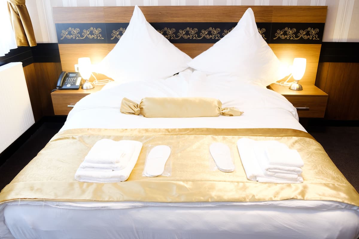 Basic Double Room | Minibar, in-room safe, WiFi (free), bed sheets
