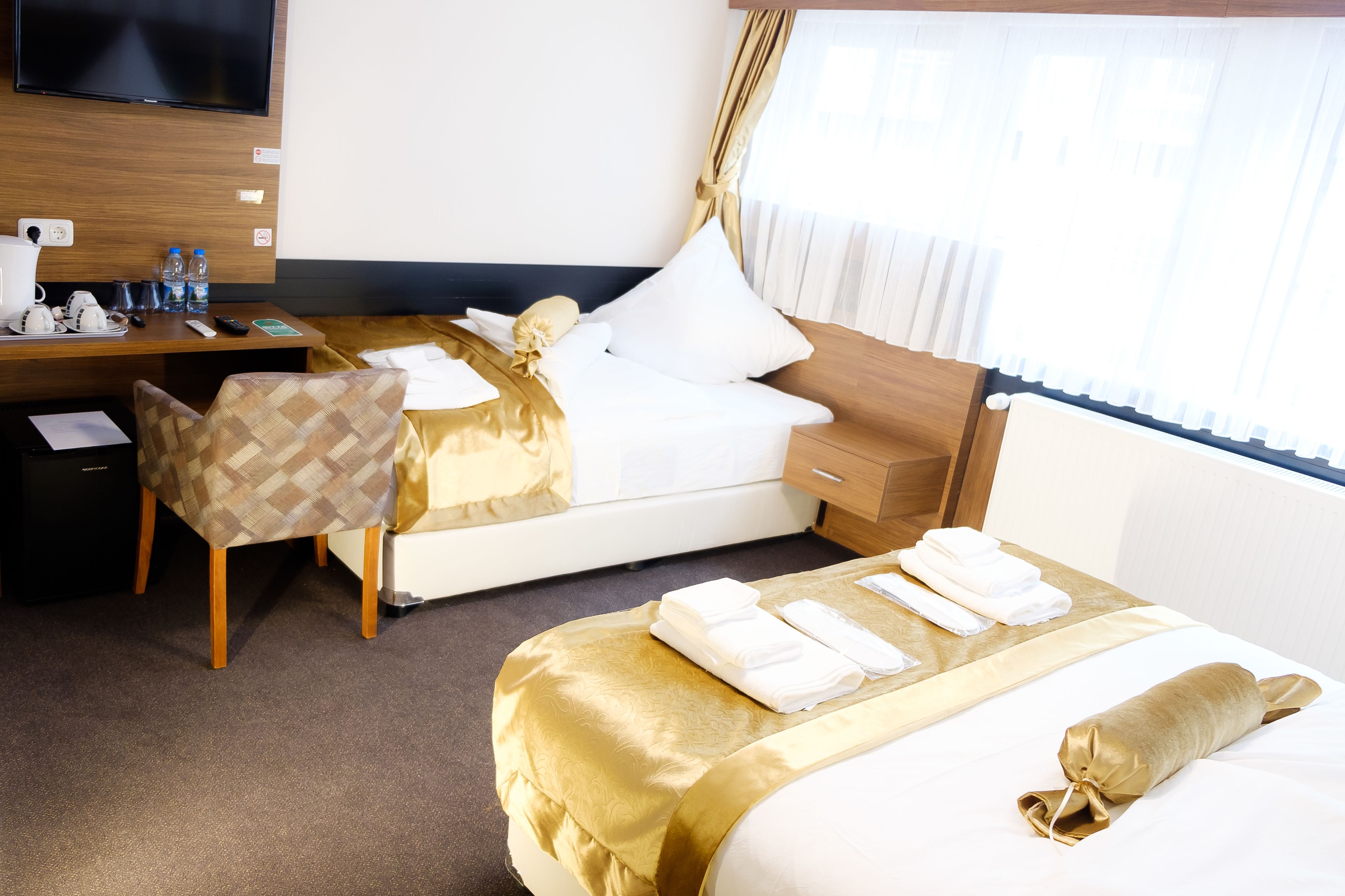 triple room, multiple beds | minibar, in-room safe, free wifi, bed sheets