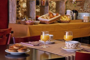 Daily buffet breakfast for a fee - Hotel Les Pasteliers (Lavaur)