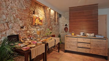 Bữa sáng buffet hàng ngày (7.5 EUR/mỗi người)
