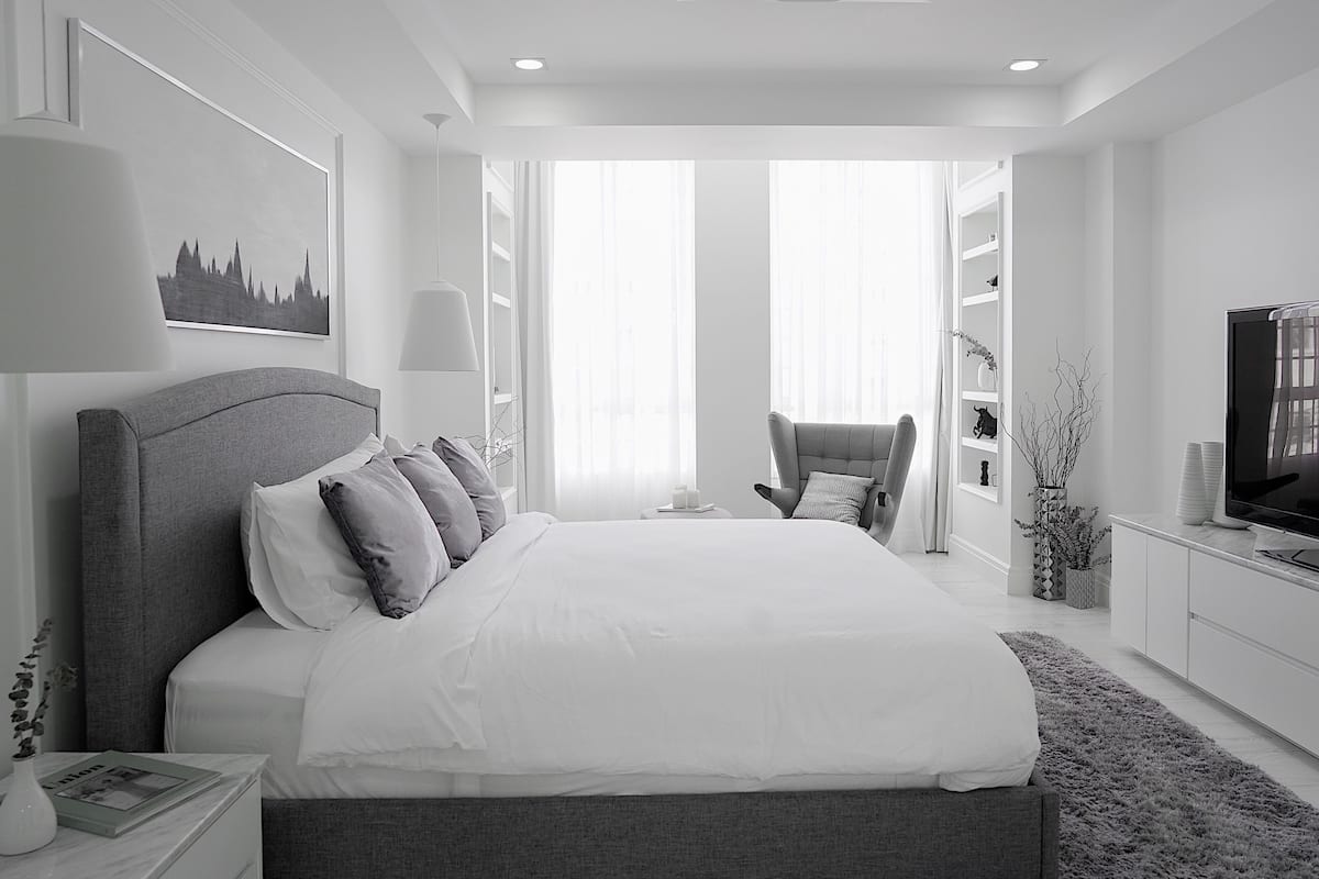 Deluxe Suite | Minibar, in-room safe, desk, blackout curtains