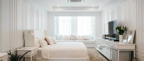 Minibar, coffres-forts dans les chambres, bureau, rideaux occultants