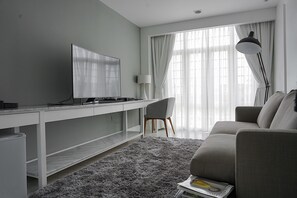 Deluxe Suite | Minibar, in-room safe, desk, blackout drapes - The Barisotel by The Baristro (Chiang Mai)