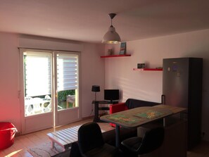 Flat-screen TV - Camping des Platanes (Charny-Oree-de-Puisaye)