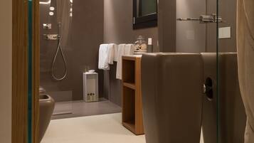 Executive driepersoonskamer | Badkamer | Gratis toiletartikelen, een haardroger, pantoffels, een bidet