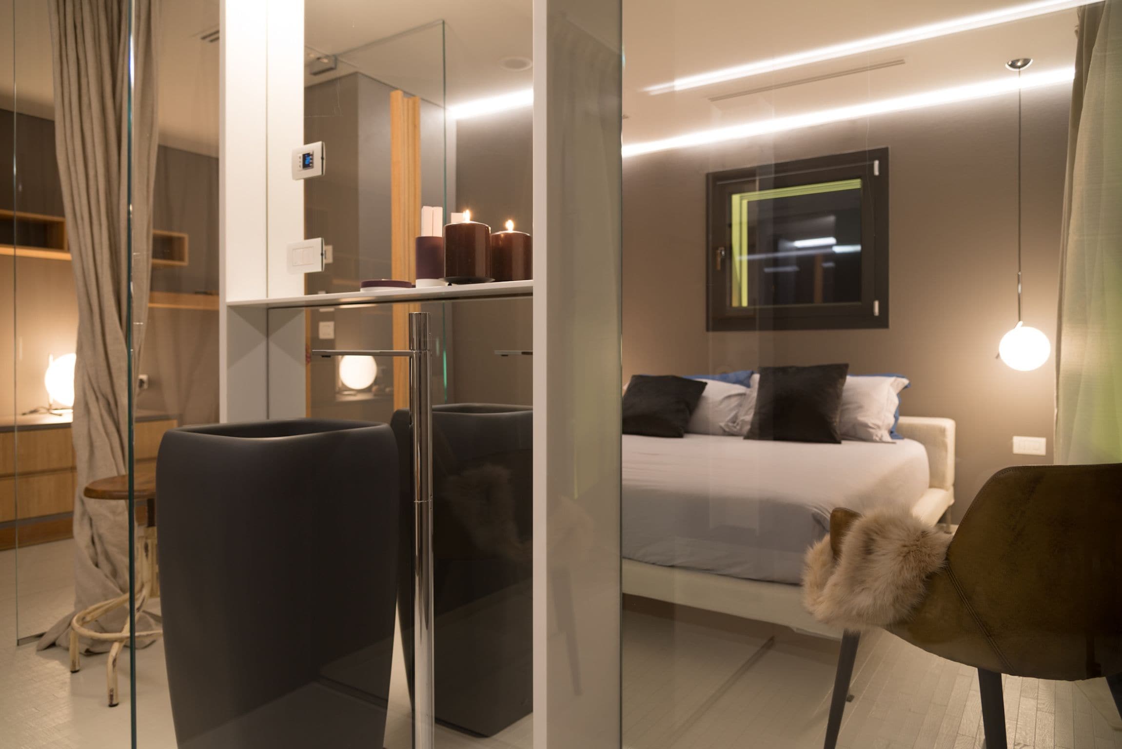 Une chambre à coucher moderne avec un lit, une table de chevet et une chaise.