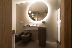 Luxury Suite | Bathroom | Free toiletries, hair dryer, slippers, bidet - Locanda Black and White (Sondrio)
