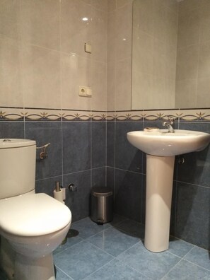 Shower, bidet, towels - Pensión Residencia Pividal (Padron)