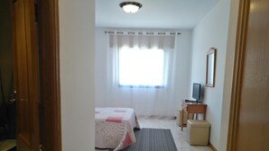 Desk, blackout drapes, WiFi (free), bed sheets - Pensión Residencia Pividal (Padron)