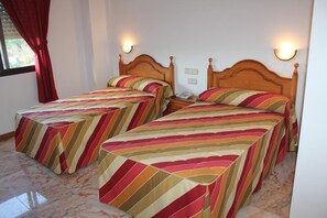 Desk, blackout drapes, free WiFi, bed sheets - Pensión Residencia Pividal (Padron)