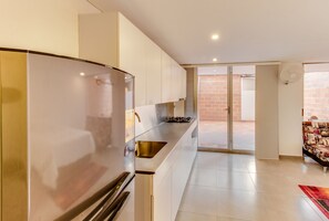 コンフォート アパートメント 1 ベッドルーム 専用バスルーム | 専用簡易キッチン | 大型冷蔵庫、電子レンジ、オーブン、コンロ