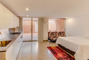 コンフォート アパートメント 1 ベッドルーム 専用バスルーム | 1 室のベッドルーム、客室ごとに異なる装飾、デスク、アイロン / アイロン台