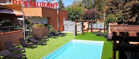 Una piscina al aire libre de temporada