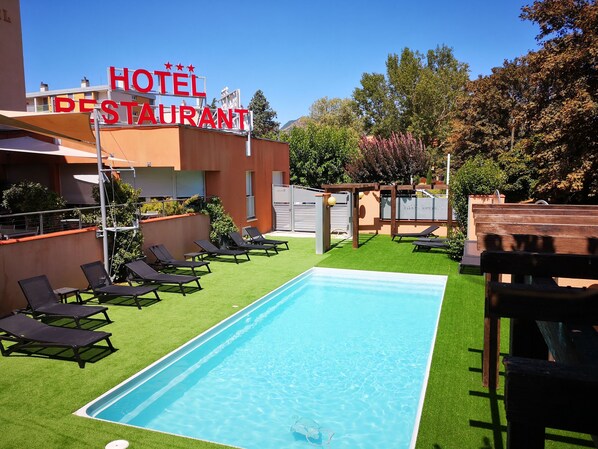 시즌별로 운영되는 야외 수영장