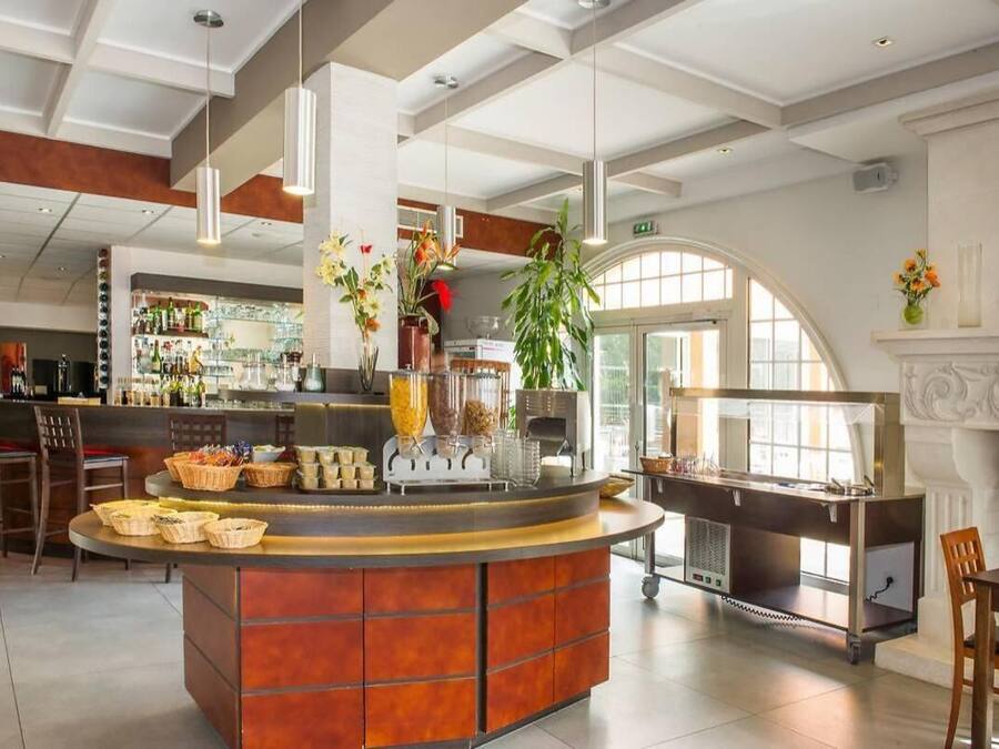 Petit déjeuner buffet (12 EUR par personne)