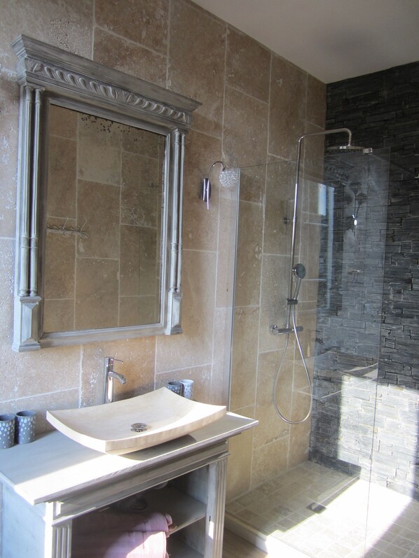 Habitación cuádruple Grand, vista al jardín | Baño | Regadera, secadora de cabello, toallas 