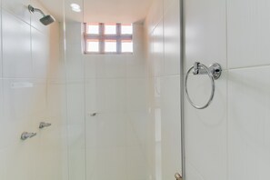 Comfort Apartment, Private Bathroom | Bathroom shower - Soleado y luminoso apartamento estudio 909 (Medellín)