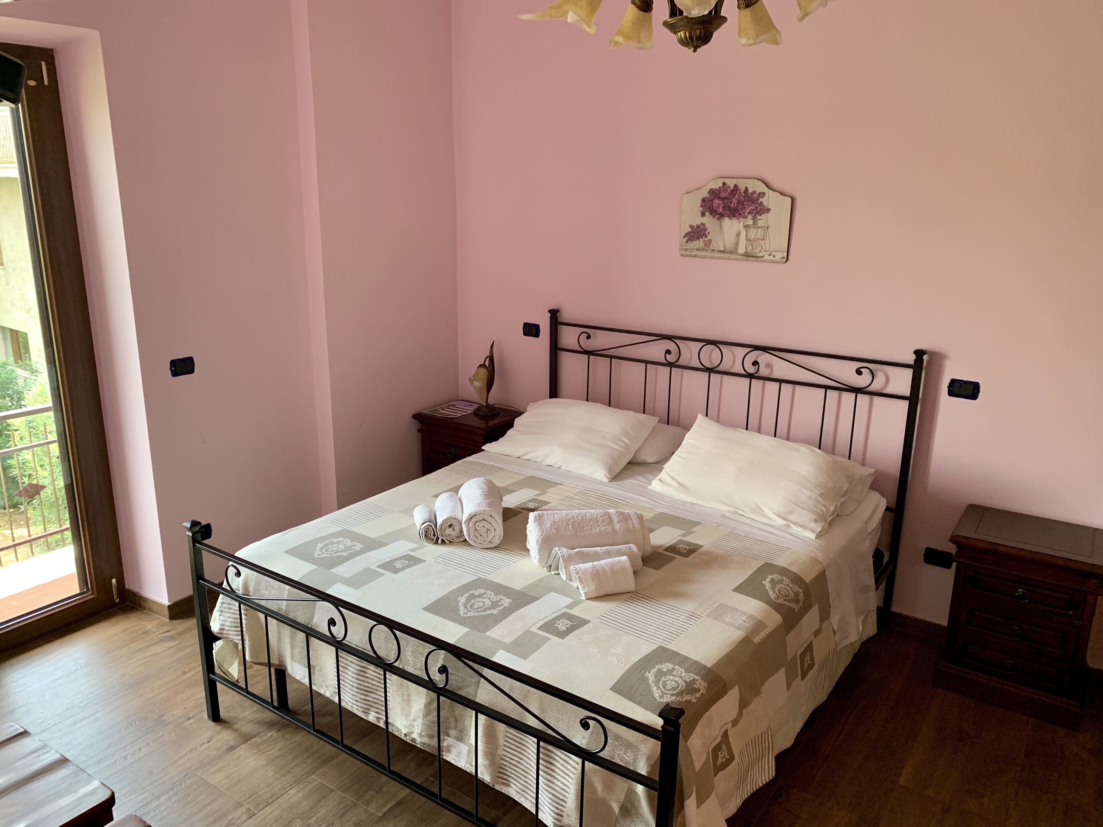 Ein Schlafzimmer mit Bett, Nachttisch und Fenster.