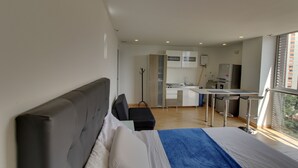 Comfort-huoneisto, oma kylpyhuone | Työpöytä, ilmainen Wi-Fi, vuodevaatteet