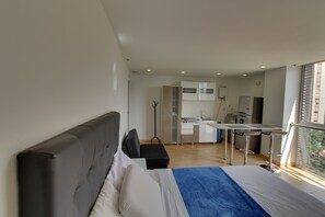 Escritorio, wifi gratis y ropa de cama 