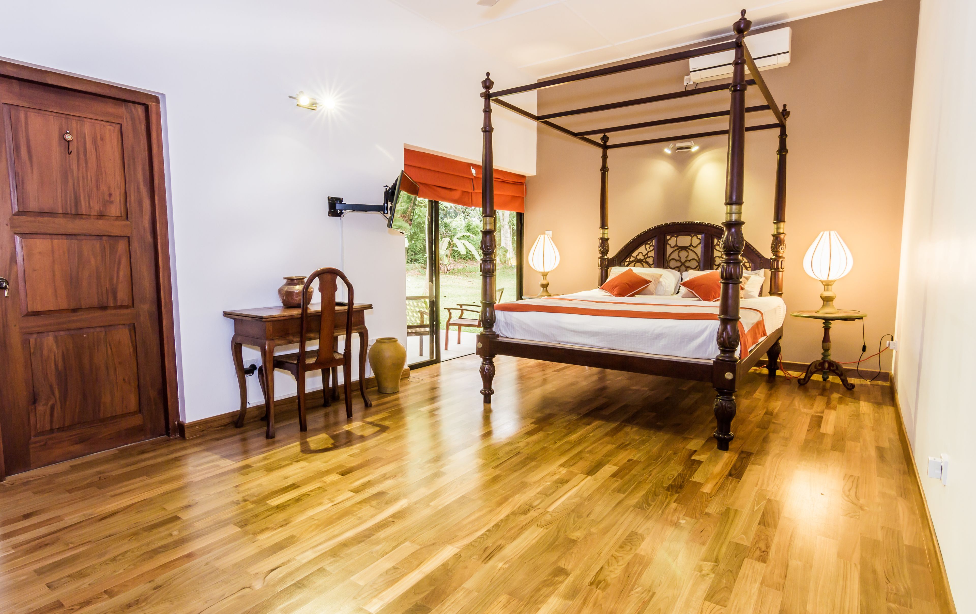 Deluxe Double Room, 1 King Bed, Lanai, Garden Area | 1 bedroom, premium bedding, in-room safe, desk