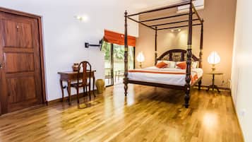 Deluxe Double Room, 1 King Bed, Lanai, Garden Area | 1 bedroom, premium bedding, in-room safe, desk