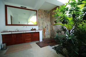 Shower, hair dryer, bidet, towels - Villa Ronnaduwa (Hikkaduwa)