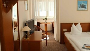 Desk, WiFi (free), bed sheets - Hotel Pension Seeblick (Kuehlungsborn)