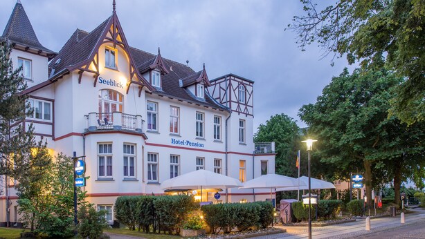 Front of property - evening/night - Hotel Pension Seeblick (Kuehlungsborn)