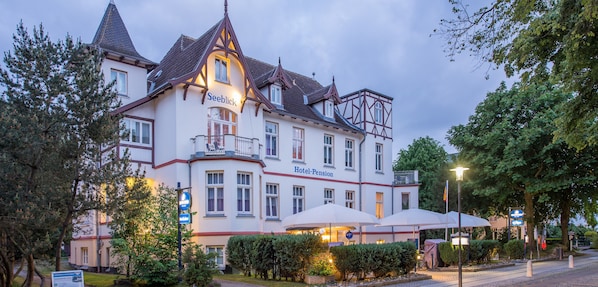 Front of property - evening/night - Hotel Pension Seeblick (Kuehlungsborn)