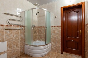 Comfort Double Room, 1 Bedroom, Balcony | Bathroom | Free toiletries, hair dryer, slippers, bidet