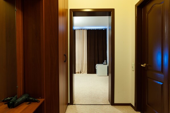 Junior Suite (Premium) | 1 bedroom, desk, iron/ironing board, free WiFi