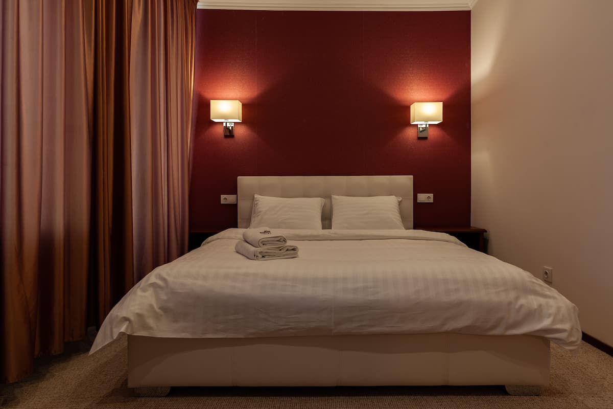 Comfort Double Room, 1 Bedroom, Balcony | 1 bedroom, desk, iron/ironing board, free WiFi
