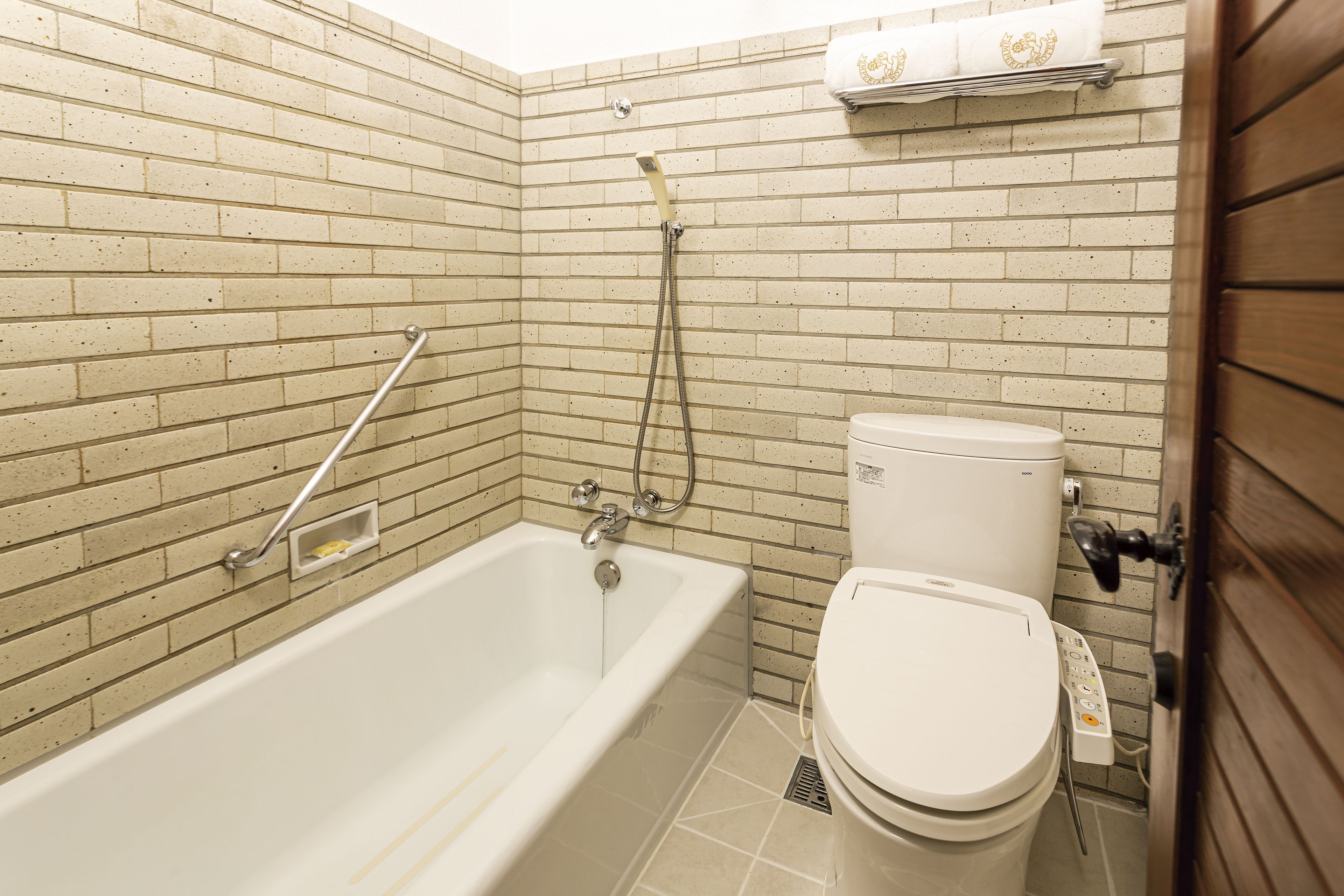 combined shower/bathtub, deep-soaking bathtub, free toiletries