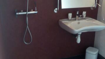 Chambre Double, accessible aux personnes à mobilité réduite, vue jardin | Salle de bain | Ensemble douche/baignoire, articles de toilette gratuits, sÚche-cheveux