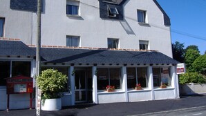A two-story building with a flat roof and multiple windows. - Auberge de Pen Mur (Muzillac)