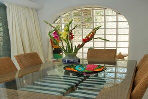 Apartment, 2 Schlafzimmer, Poolzugang | Essbereich im Zimmer