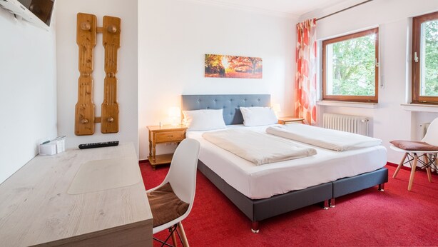 Desk, free WiFi, bed sheets - Hotel Hopener Wald (Lohne)