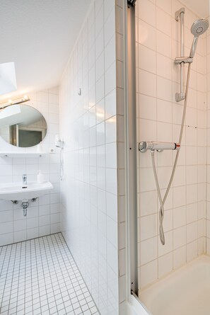 Bathroom shower - Hotel Hopener Wald (Lohne)