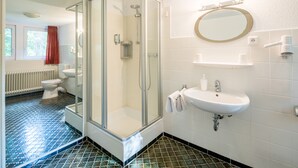 Shower, free toiletries, hair dryer, towels - Hotel Hopener Wald (Lohne)