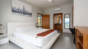 Ein modernes Schlafzimmer mit einem großen Bett, einem Deckenventilator und einem Stadtbild an der Wand.