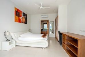 2 habitaciones, escritorio, tabla de planchar con plancha y cunas 