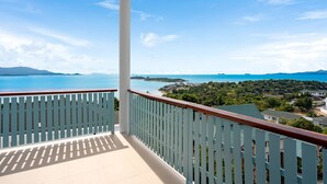 Ein Balkon mit Blick auf das Meer und das ferne Land.