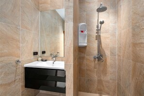 Buồng tắm vòi sen, máy sấy tóc, khăn tắm 