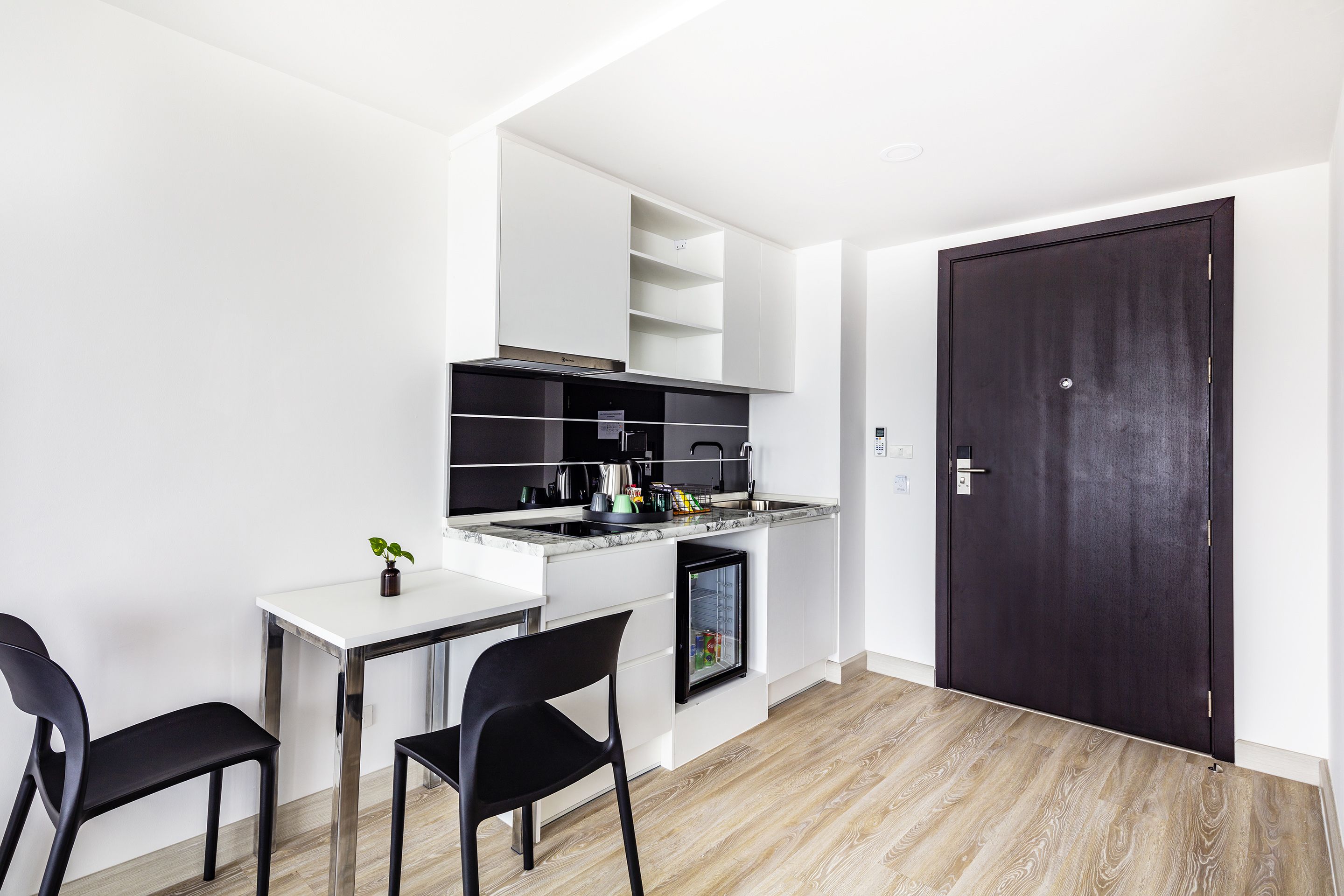 studio, 1 king bed, non smoking, lanai | living area | 42-inch led tv with satellite channels, tv